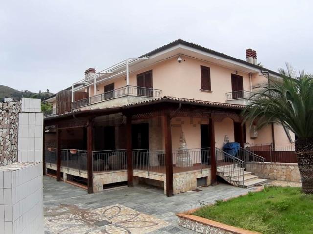 Villetta bifamiliare in vendita di 190 m² in Via Penelope