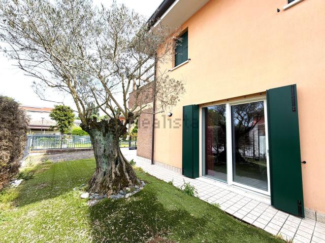 Villetta bifamiliare in vendita di 190 m² in Via Riviera del Brenta, 158