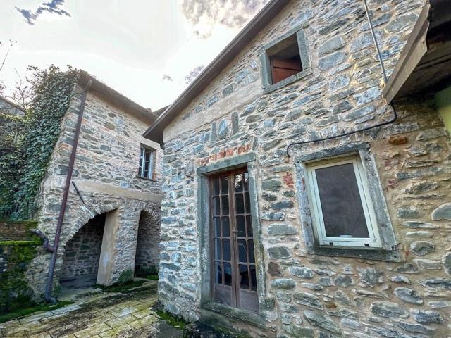 Villetta bifamiliare in vendita di 190 m² in Viale Cabrini, 158