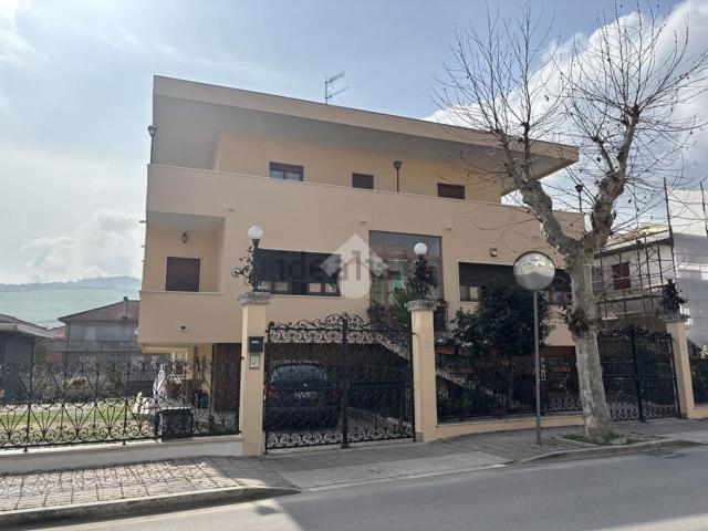 Villetta bifamiliare in vendita di 190 m² in Viale della Resistenza, 7