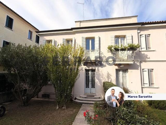 Villetta bifamiliare in vendita di 190 m² in Viale Luigi Luzzatti