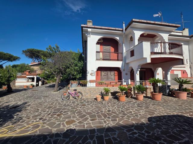 Villetta bifamiliare in vendita di 190 m² in Viale Perseo, 57