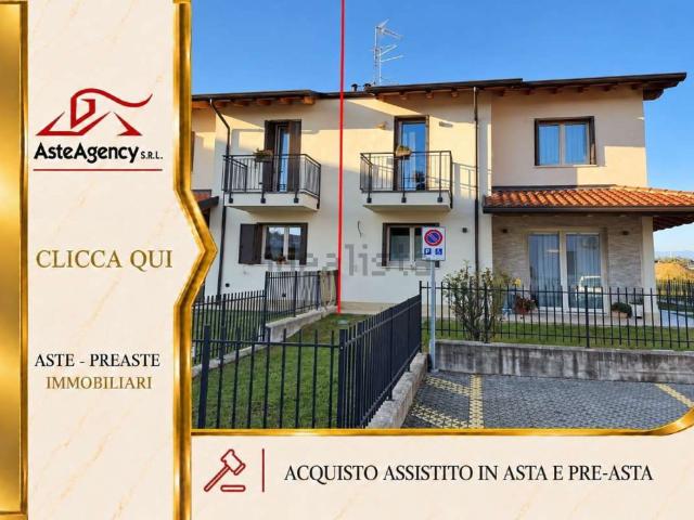 Villetta bifamiliare in vendita di 192 m² in Via Camacici, 108