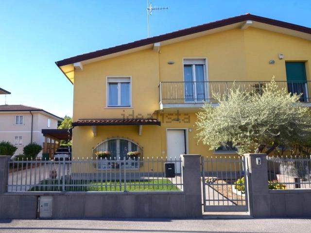 Villetta bifamiliare in vendita di 192 m² in Via Emilia