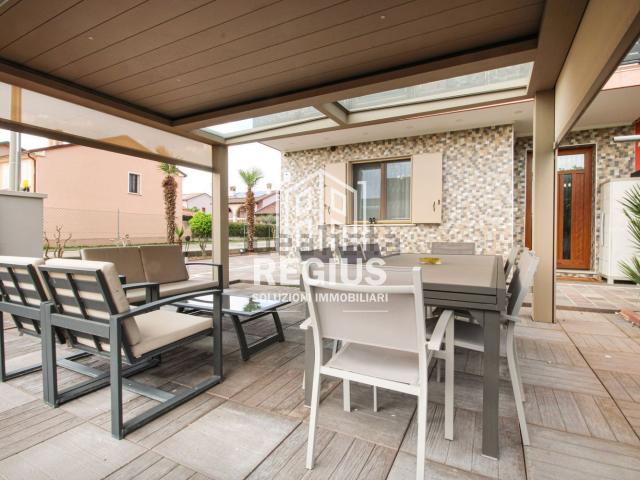 Villetta bifamiliare in vendita di 192 m² in Via Olmo, 93