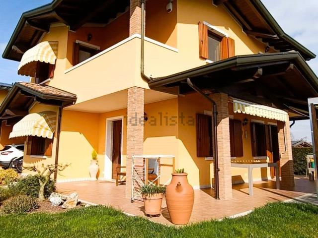 Villetta bifamiliare in vendita di 192 m² in Via Slissa