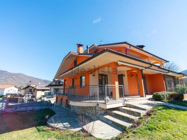 Villetta bifamiliare in vendita di 197 m² in Via Vernetti, 13