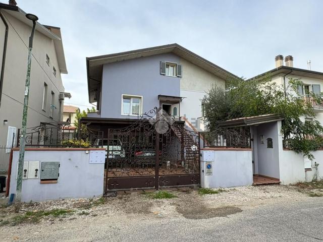 Villetta bifamiliare in vendita di 197 m² in Via Aristotele, 13