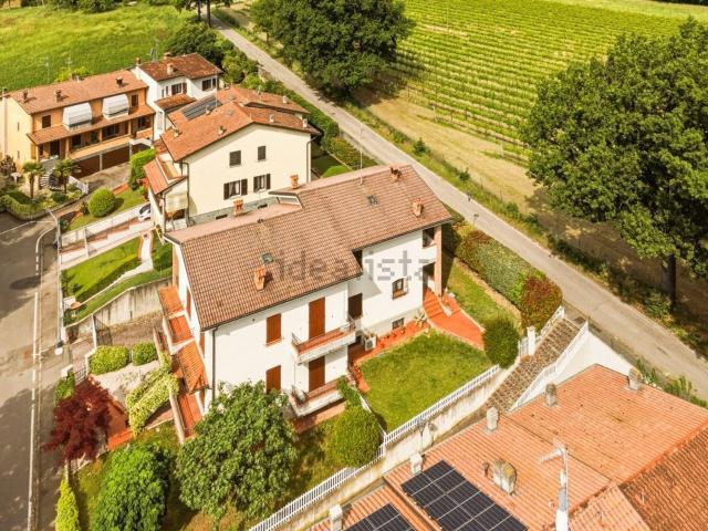 Villetta bifamiliare in vendita di 197 m² in Via Enrico Mattei