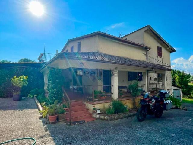 Villetta bifamiliare in vendita di 197 m² in Via le Cese, 276