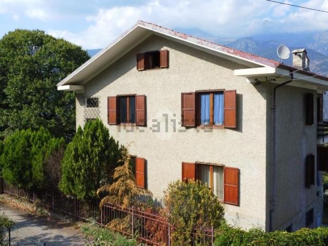 Villetta bifamiliare in vendita di 197 m² in Via Suffis