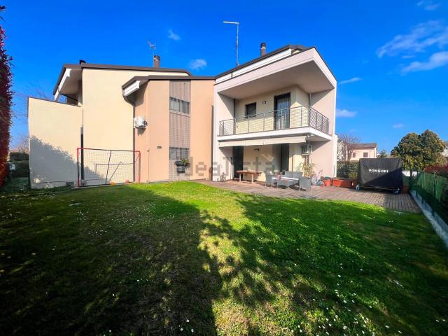 Villetta bifamiliare in vendita di 194 m² in Via Pietro Nenni