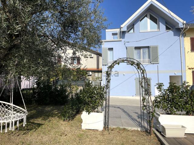 Villetta bifamiliare in vendita di 194 m² in Via San Giovanni
