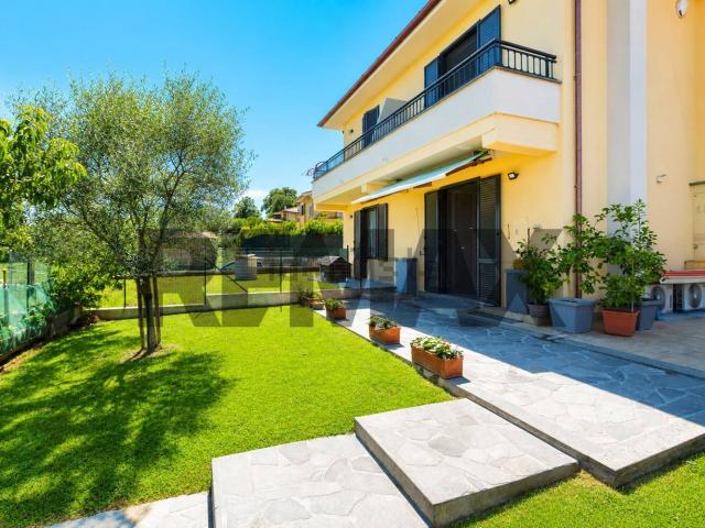 Villetta bifamiliare in vendita di 195 m² in Strada Montecchio Scomparti, 54