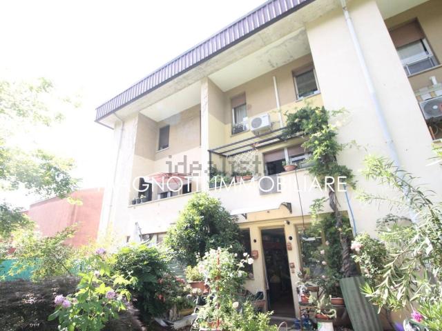 Villetta bifamiliare in vendita di 195 m² in Via Ausonia