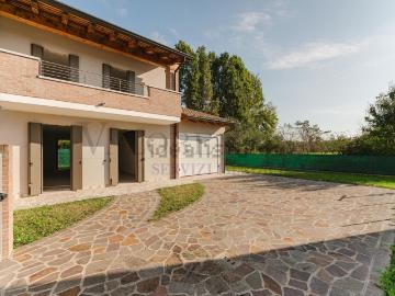 Villetta bifamiliare in vendita di 195 m² in Via Bassa III, 6