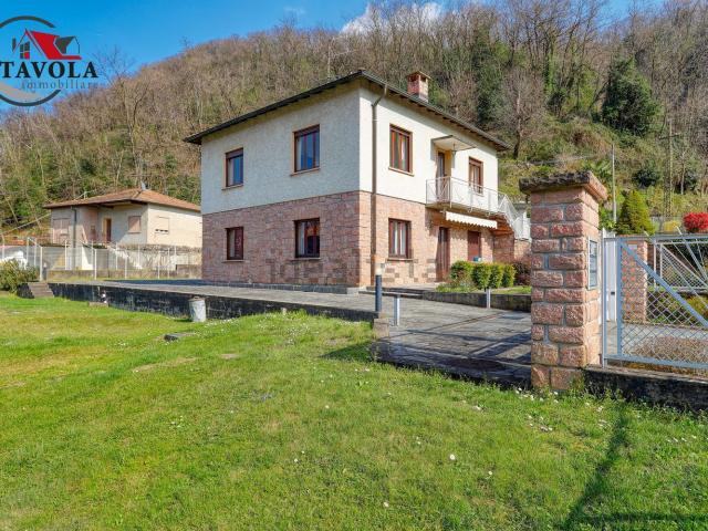 Villetta bifamiliare in vendita di 195 m² in Via Belvedere, 11