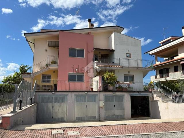 Villetta bifamiliare in vendita di 195 m² in Via Campobasso, 44
