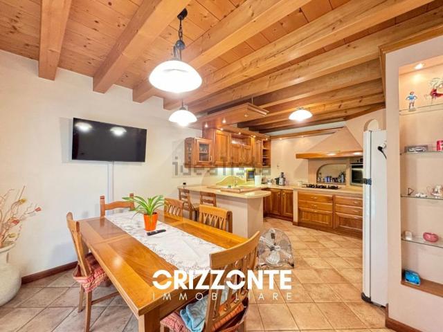 Villetta bifamiliare in vendita di 195 m² in Via Capitano Alessio, 185