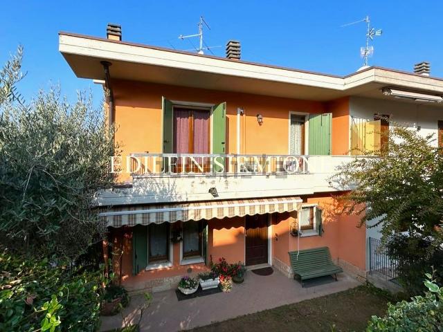 Villetta bifamiliare in vendita di 195 m² in Via degli Olivi, 139