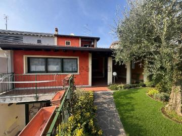 Villetta bifamiliare in vendita di 195 m² in Via Desio