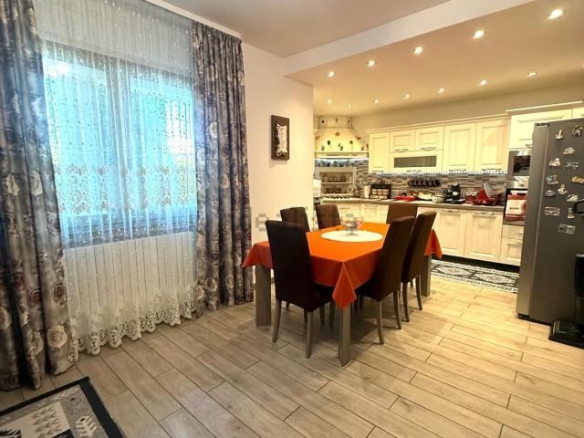 Villetta bifamiliare in vendita di 195 m² in Via Malpaga