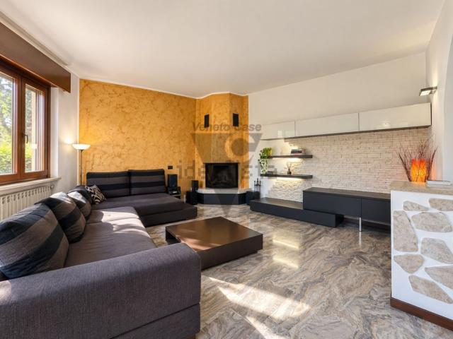 Villetta bifamiliare in vendita di 195 m² in Via Monte Cervino