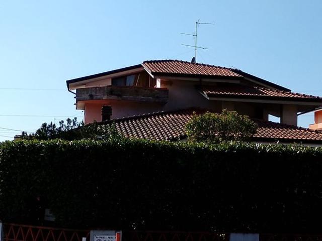 Villetta bifamiliare in vendita di 195 m² in Via Sarzanese