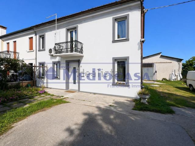 Villetta bifamiliare in vendita di 195 m² in Viale Porta Adige