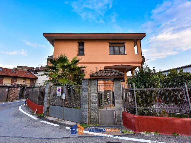 Villetta bifamiliare in vendita di 195 m² in Viale Stazione Sangone, 7