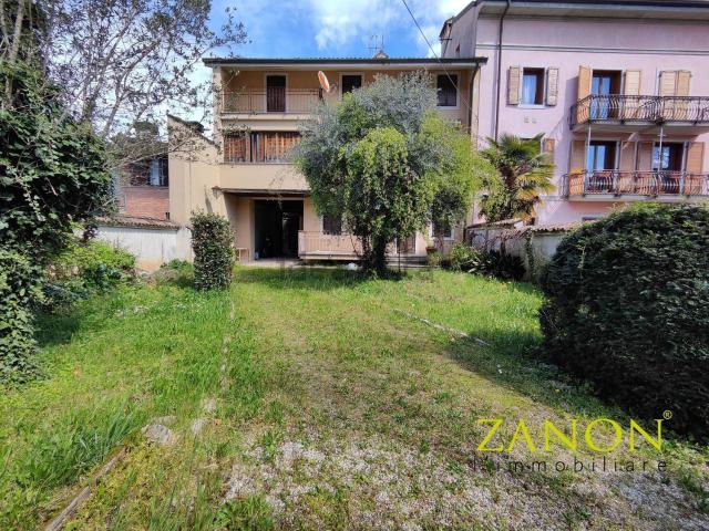 Villetta bifamiliare in vendita di 195 m² in Viale XX Settembre, 34