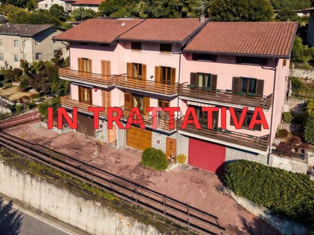 Villetta bifamiliare in vendita di 196 m² in Via Valena