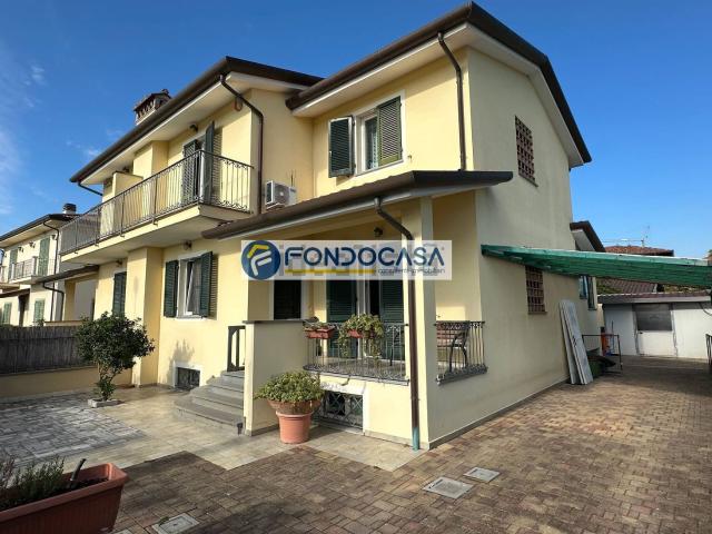 Villetta bifamiliare in vendita di 196 m² in Via Vittorio Grotti