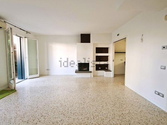 Villetta bifamiliare in vendita di 196 m² in Via Caldonazzo