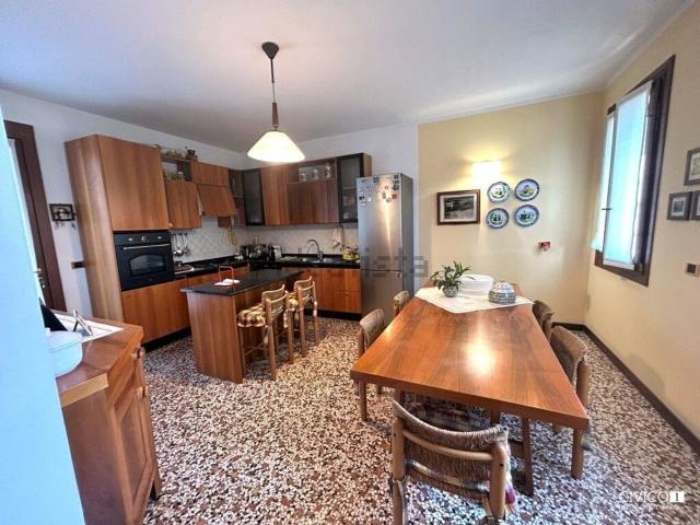 Villetta bifamiliare in vendita di 198 m² in Via Saline, 126