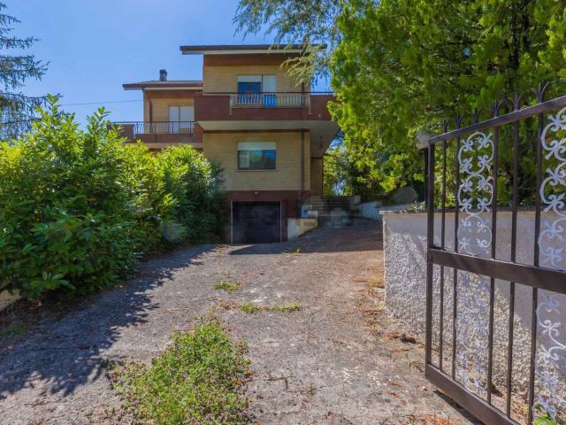 Villetta bifamiliare in vendita di 199 m² in Via 4 Novembre