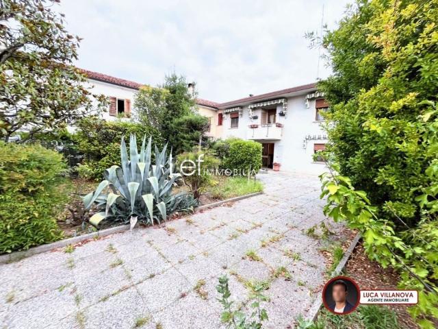 Villetta bifamiliare in vendita di 199 m² in Via G. Ungaretti