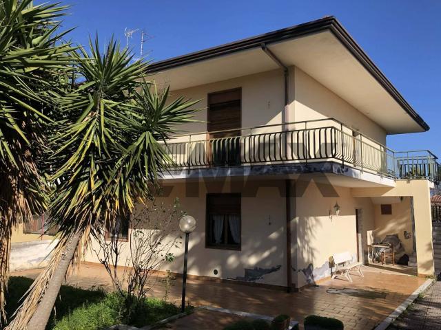 Villetta bifamiliare in vendita di 1000 m² in Via Leontini, 48