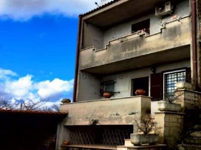 Villetta bifamiliare in vendita di 100 m² in Via Civita Castellana