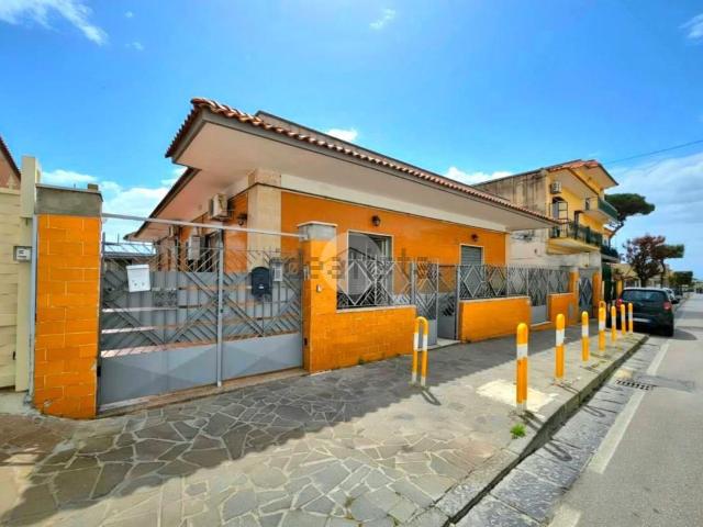 Villetta bifamiliare in vendita di 100 m² in Via Santa Maria la Bruna, 52