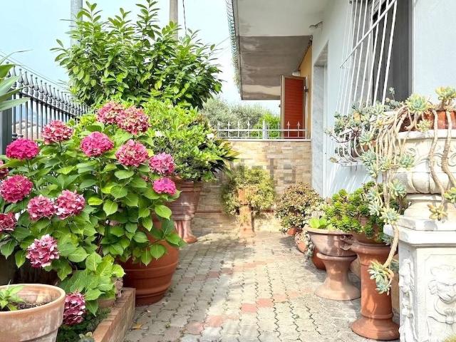 Villetta bifamiliare in vendita di 101 m² in Via Tirana
