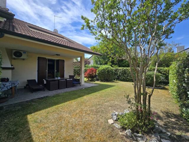 Villetta bifamiliare in vendita di 102 m² in Via del Melograno
