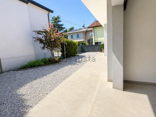 Villetta bifamiliare in vendita di 107 m² in Via Antonio Canova, 1