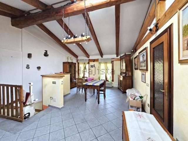 Villetta bifamiliare in vendita di 107 m² in Via C. Petiti, 33