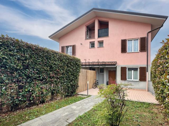 Villetta bifamiliare in vendita di 107 m² in Via Roma, 36