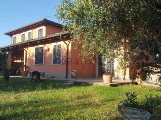 Villetta bifamiliare in vendita di 1055 m² in Via della Villa