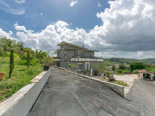 Villetta bifamiliare in vendita di 105 m² in Via Andrea Mantegna, 1