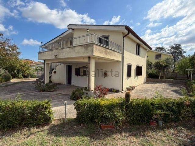 Villetta bifamiliare in vendita di 105 m² in Via Nisida, 2