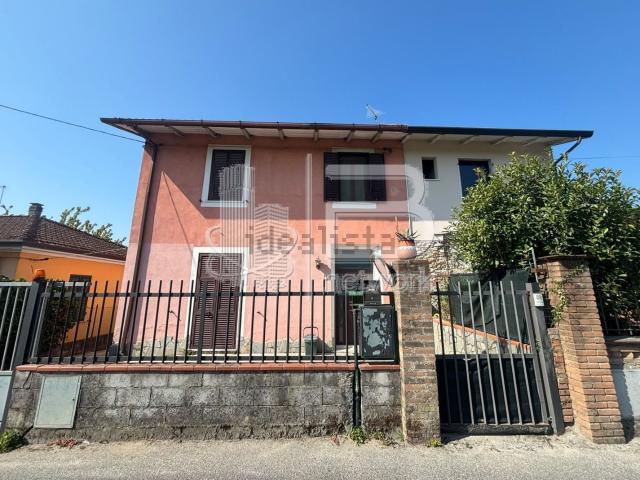 Villetta bifamiliare in vendita di 105 m² in Via Pietrasanta, 45