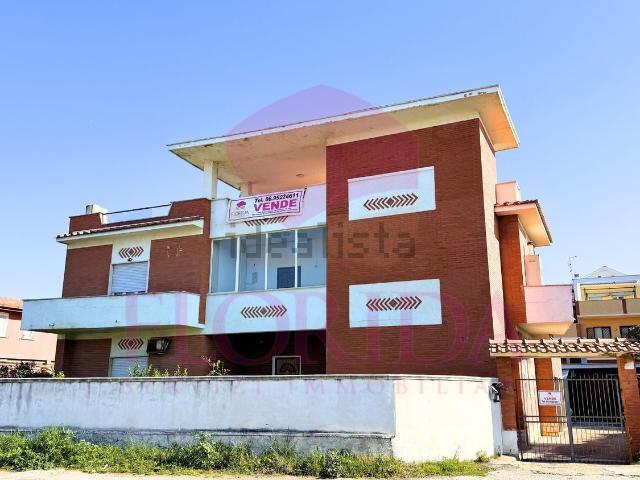 Villetta bifamiliare in vendita di 106 m² in Lungomare Tor San Lorenzo